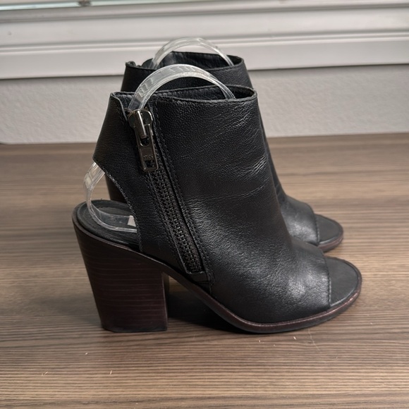 Steve Madden Terraa Black Leather Peep Toe Heels Size 7 - Picture 3 of 8